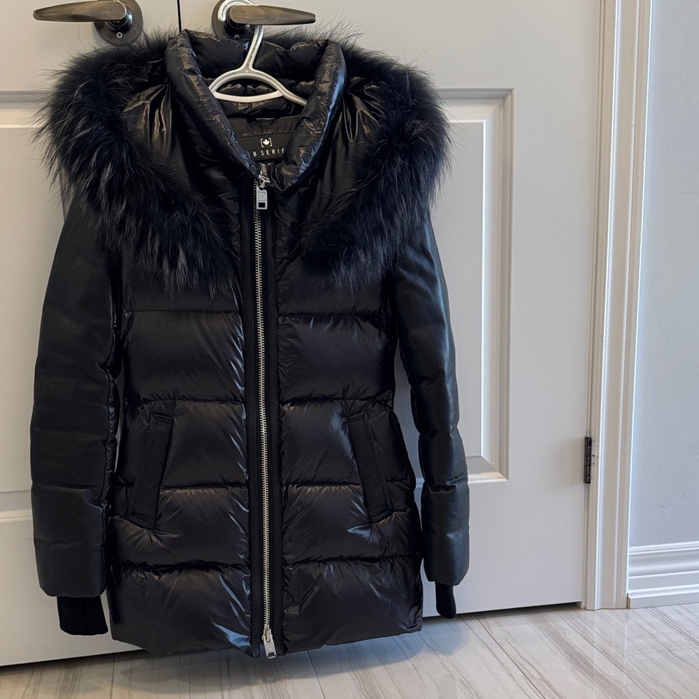 Elegant Black Puffer Jacket with Faux Fur Trim